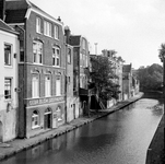 845451 Gezicht op enkele huizen aan Twijnstraat aan de Werf te Utrecht met links de achtergevel van het huis ...